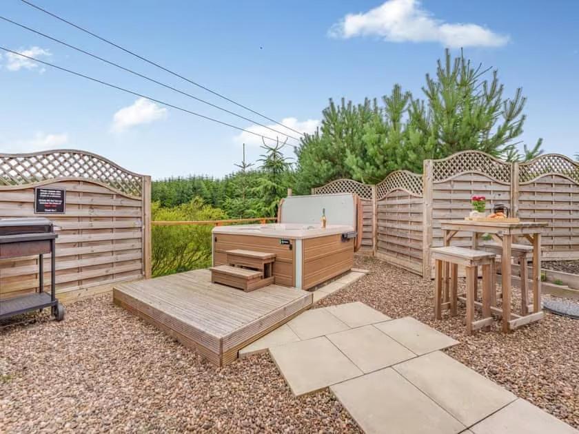Lochinvar - Clydesdale Log Cabin With Hot Tub Airdrie Exterior photo