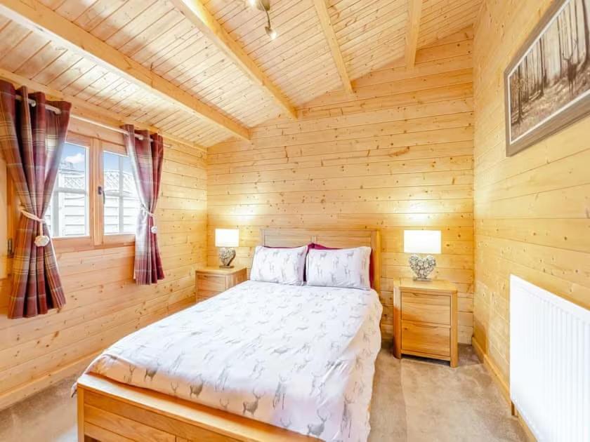Lochinvar - Clydesdale Log Cabin With Hot Tub Airdrie Exterior photo