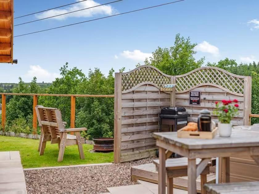 Lochinvar - Clydesdale Log Cabin With Hot Tub Airdrie Exterior photo